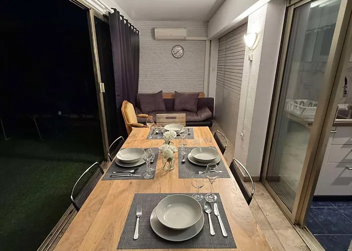 13 Rue Edith Cavell Apartman