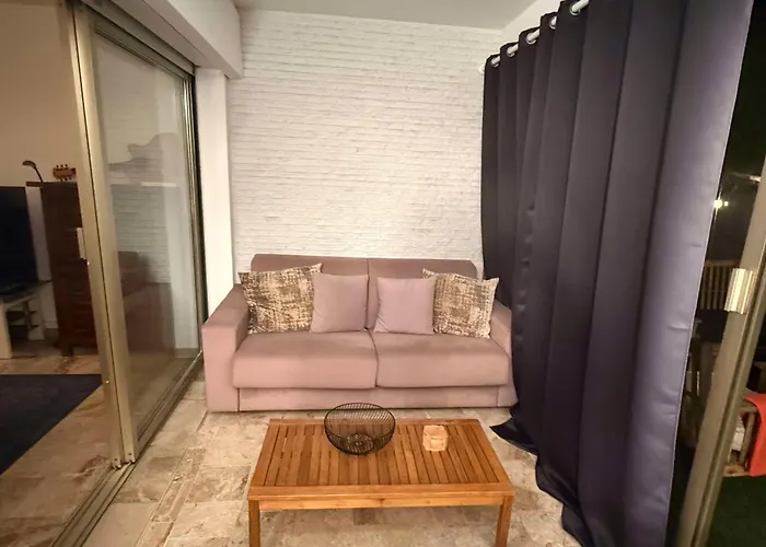 13 Rue Edith Cavell Apartman *