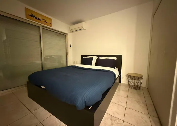 13 Rue Edith Cavell Apartman